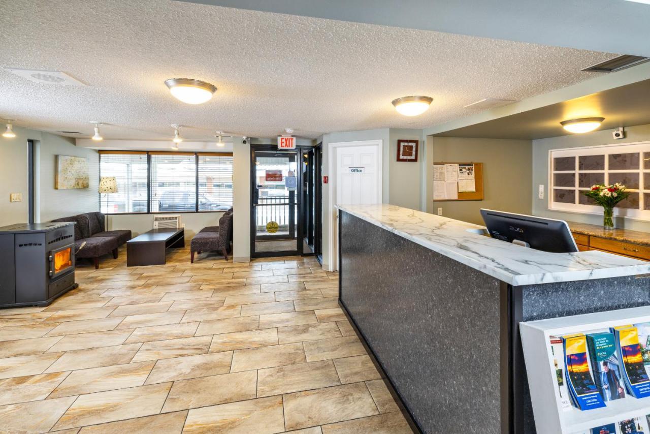 Econo Lodge Miramichi Exteriör bild