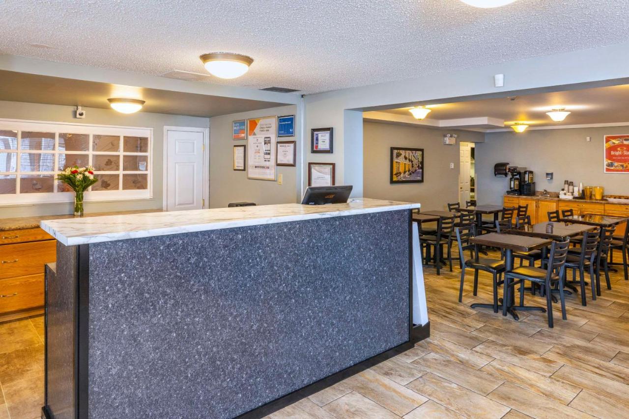 Econo Lodge Miramichi Exteriör bild