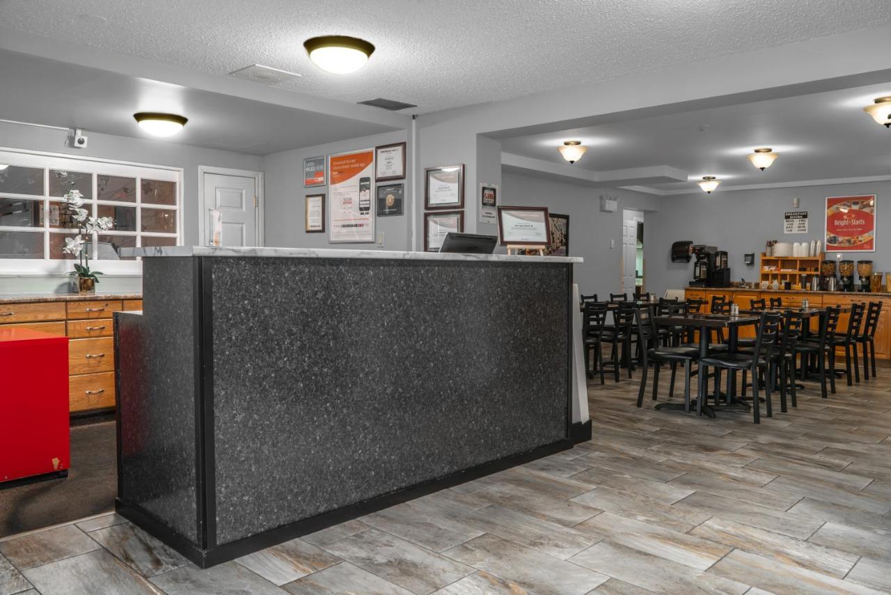 Econo Lodge Miramichi Exteriör bild